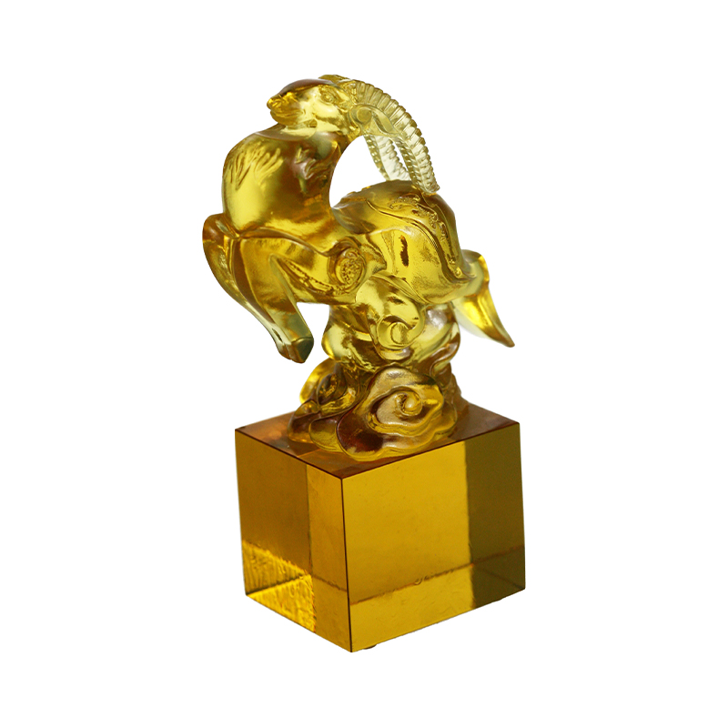 Altın şeffaf koyun şeklinde cam kristal mühür