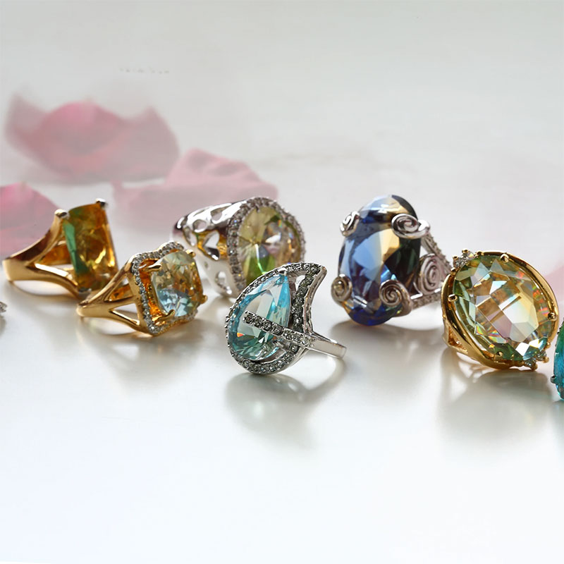 Gözyaşı damlası şeklinde kesme camlı yüzük