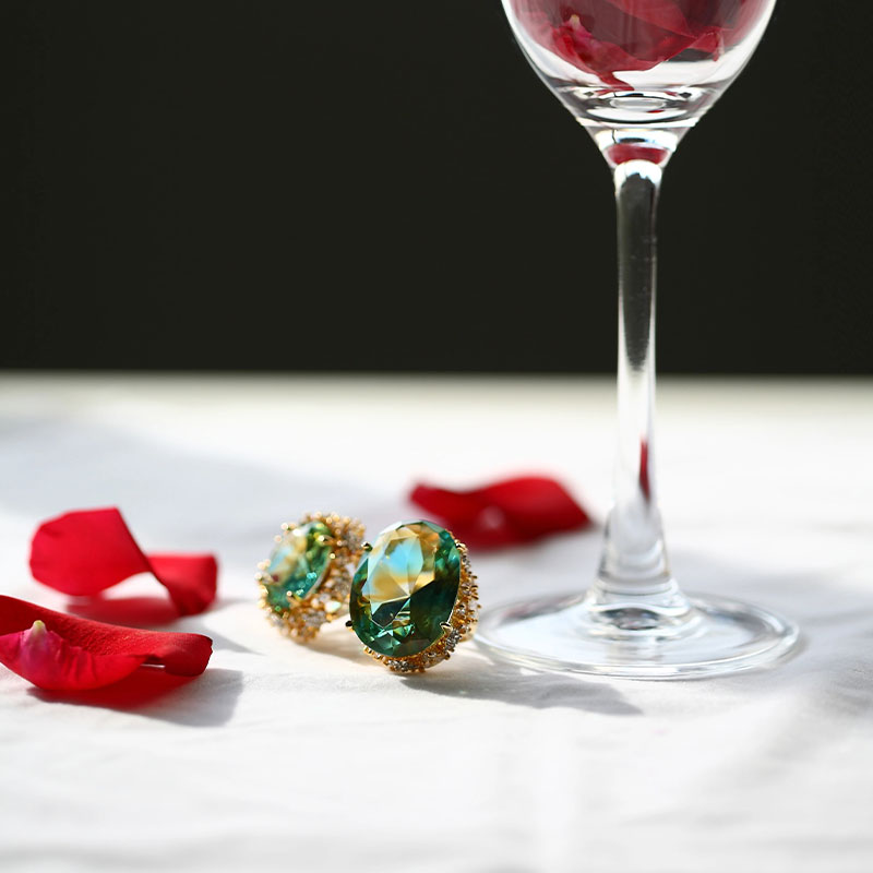 Altın kulak yastıklı yeşil cam küpe