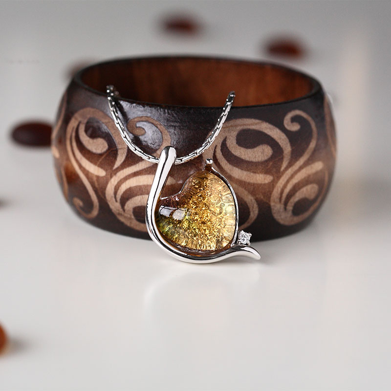 Cam kolye ile işlemeli zarif gümüş rengi bileklik