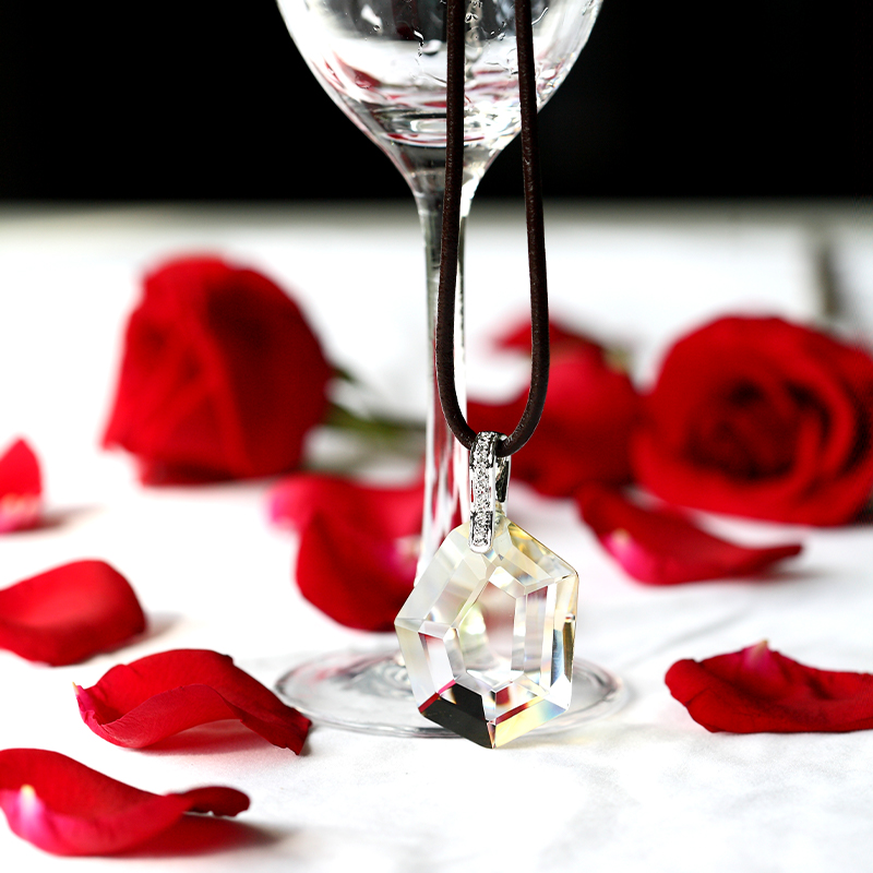 Cam kolye desen montajlı gümüş renkli kolye