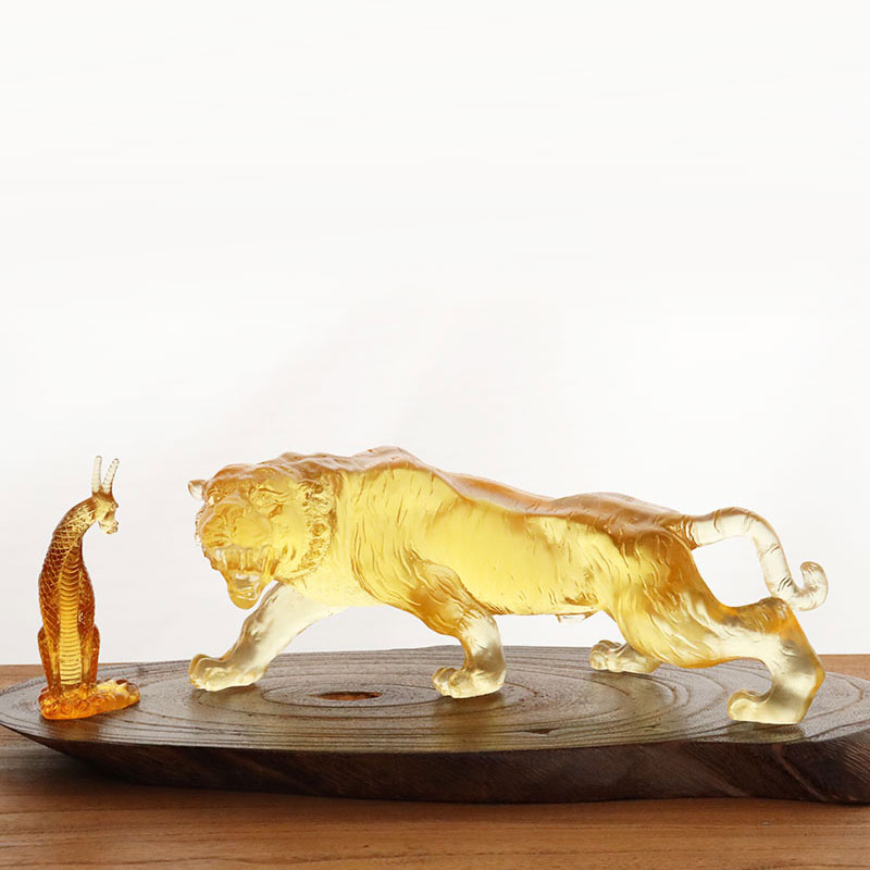 Altın renkli sır kaplan süsleri