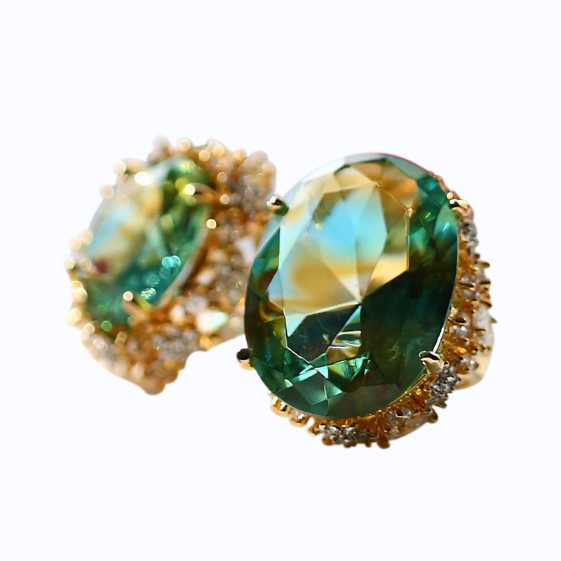 Altın kulak yastıklı yeşil cam küpe