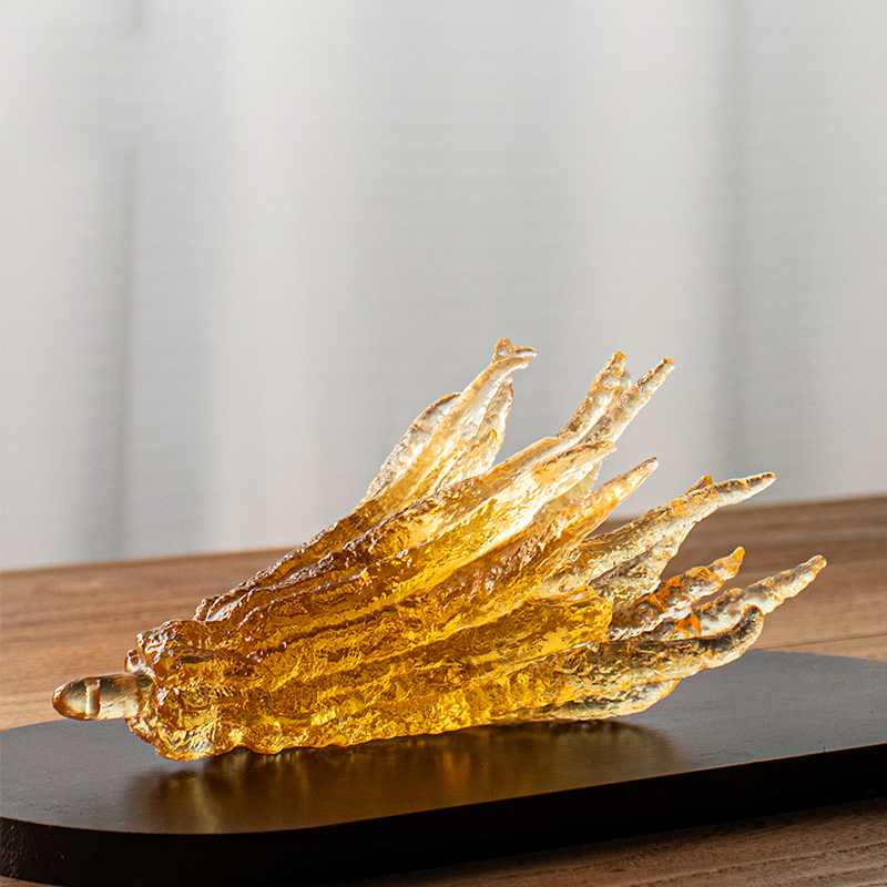 El şeklinde altın renkli cam tütsülük