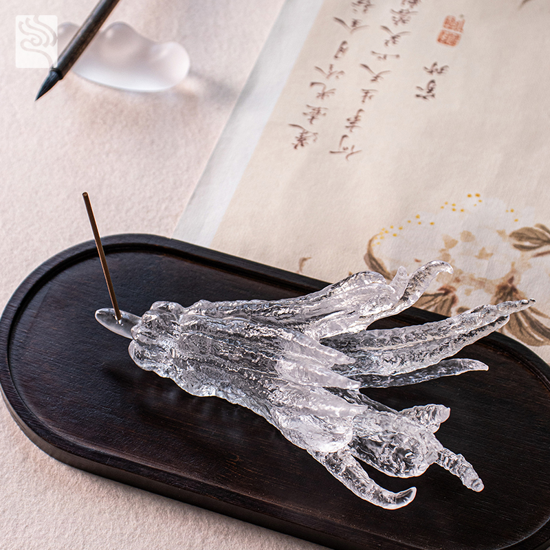 El şeklinde altın renkli cam tütsülük