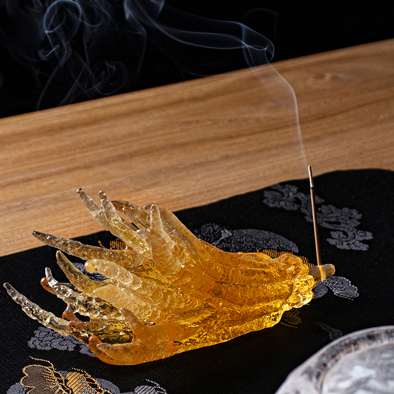 El şeklinde altın renkli cam tütsülük