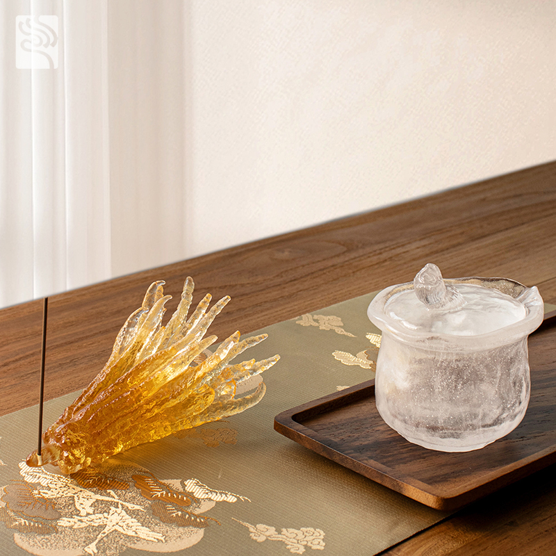 El şeklinde altın renkli cam tütsülük