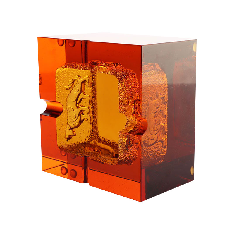 Zarif kabartmalı hayvan desenleriyle kırmızı cam küllük