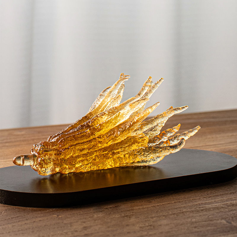 El şeklinde altın renkli cam tütsülük