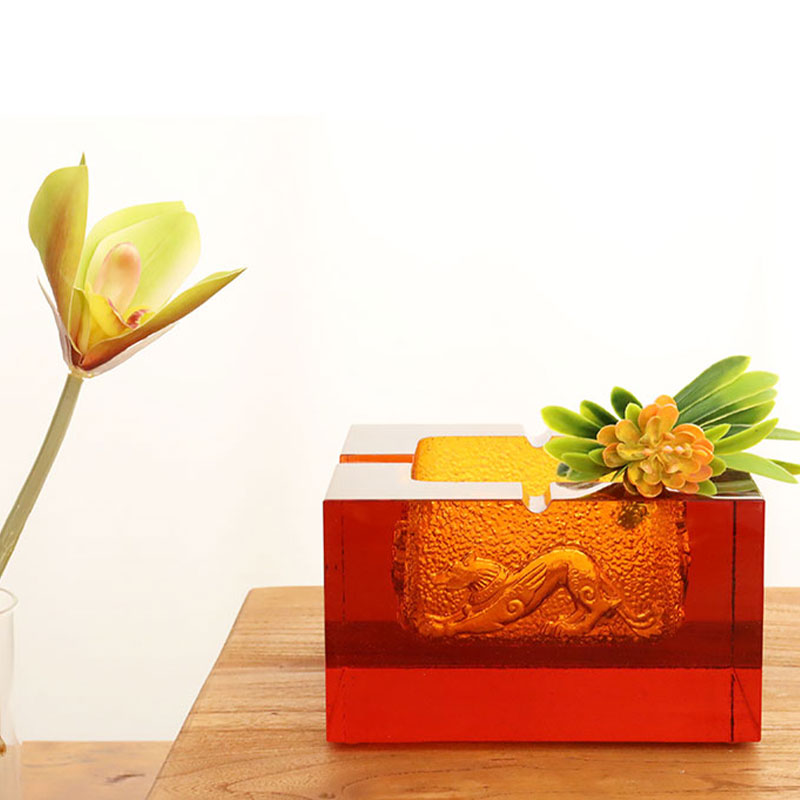 Zarif kabartmalı hayvan desenleriyle kırmızı cam küllük