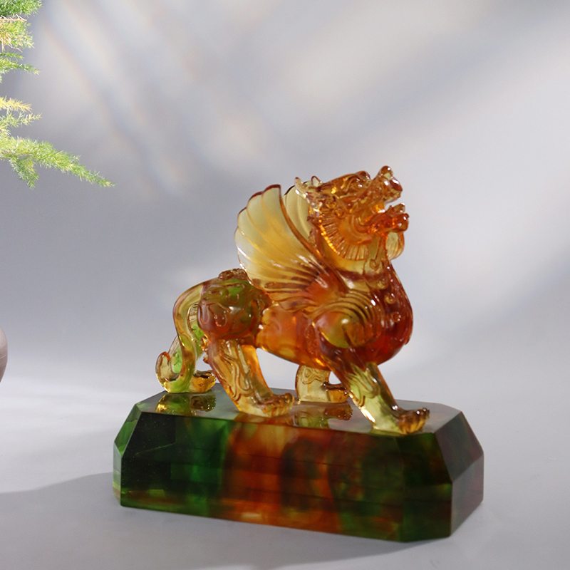 Kristal berraklığında renkli sır canavar süsleri