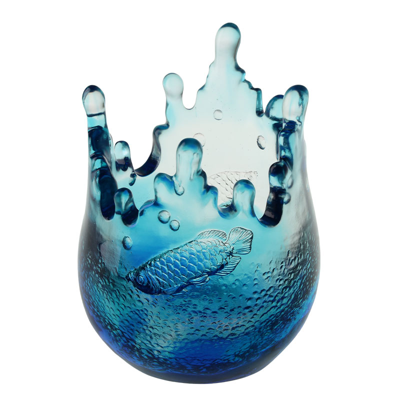 Balık desenleriyle işlenmiş mavi cam süs eşyaları